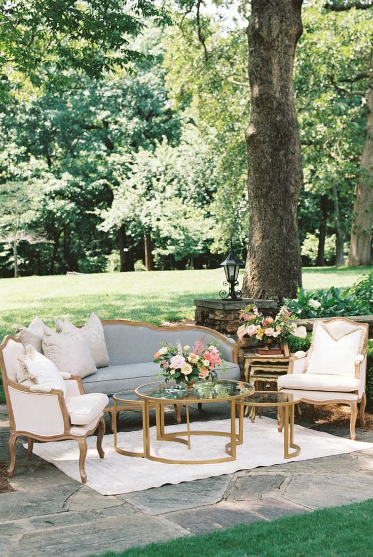 Réception en plein air avec tables et chaises de location