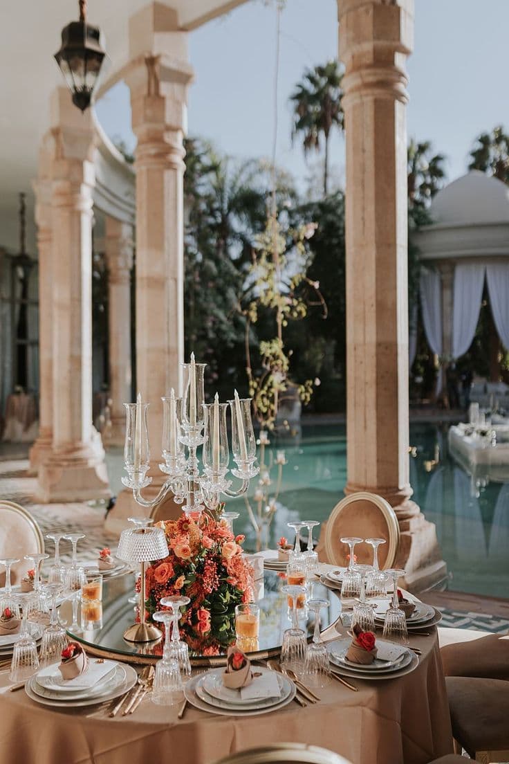 Table de mariage avec centre de table fleuri